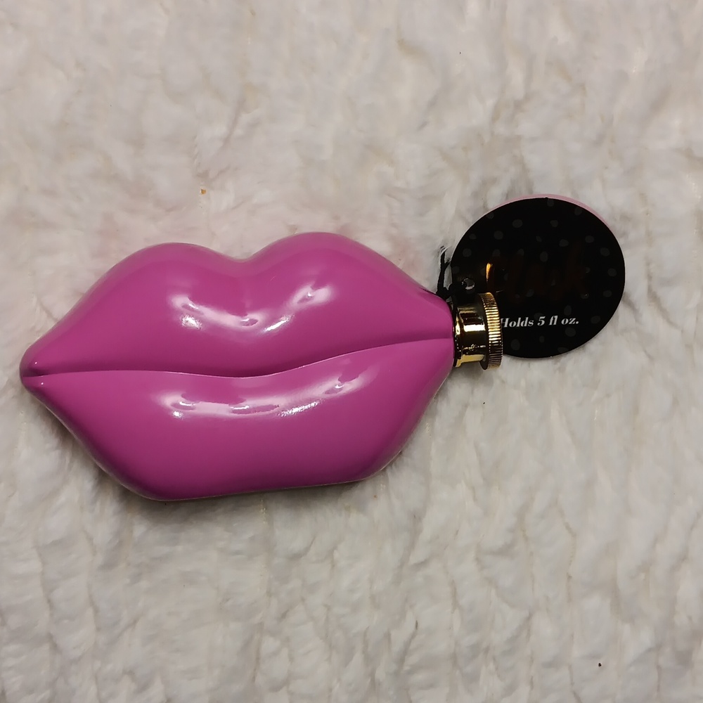 Cute LIPS flask